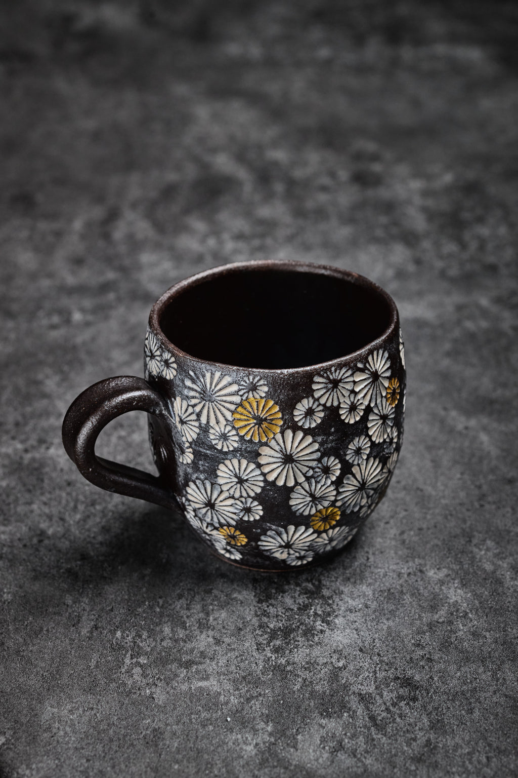 Watajima Yasuhiro | Mug with Color Chrysanthemum Pattern