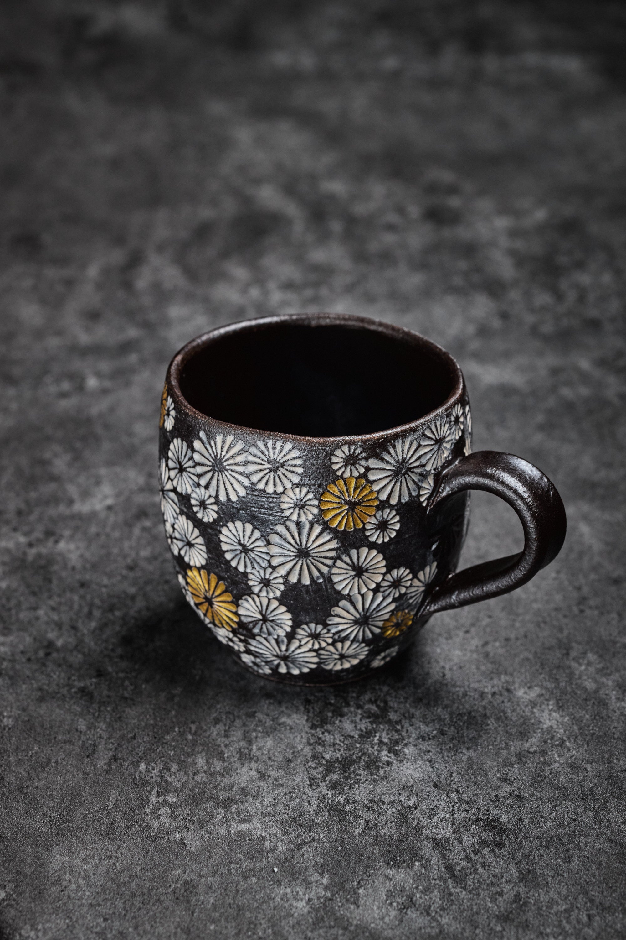 Watajima Yasuhiro | Mug with Color Chrysanthemum Pattern